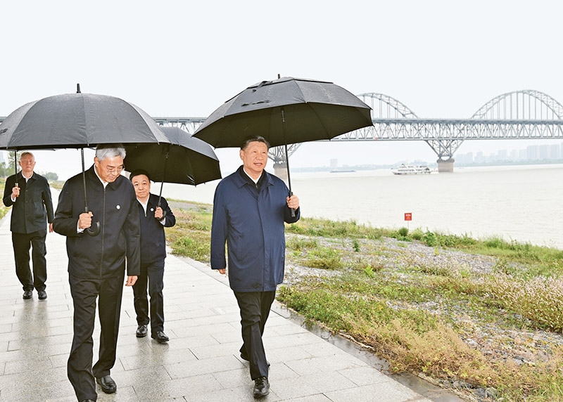2023年10月10日至13日，中共中央總書記、國(guó)家主席、中央軍委主席習(xí)近平在江西考察。這是10日下午，習(xí)近平在長(zhǎng)江國(guó)家文化公園九江城區(qū)段考察時(shí)，冒雨沿江堤步行察看沿岸風(fēng)貌。 新華社記者 謝環(huán)馳/攝