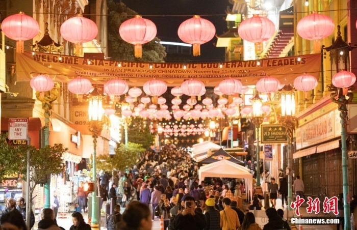 當(dāng)?shù)貢r(shí)間11月10日，美國(guó)舊金山唐人街夜市人頭攢動(dòng)。亞太經(jīng)合組織(APEC)第三十次領(lǐng)導(dǎo)人非正式會(huì)議將在舊金山舉行，當(dāng)?shù)靥迫私钟?jì)劃舉辦包括夜市在內(nèi)的多場(chǎng)活動(dòng)，以吸引與會(huì)者、游客和市民的光顧。<a target='_blank' href='/'><p class=