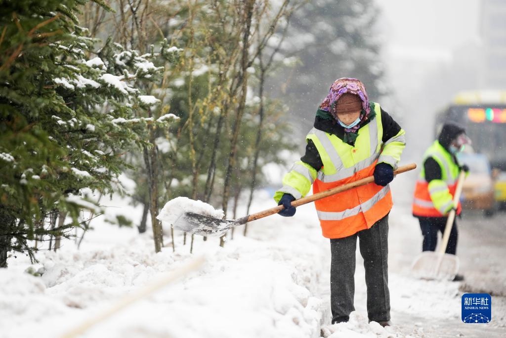 11月16日，環(huán)衛(wèi)工人在清理道路上的積雪。當(dāng)日，黑龍江哈爾濱市迎來(lái)雨雪天氣。新華社記者 王建威 攝