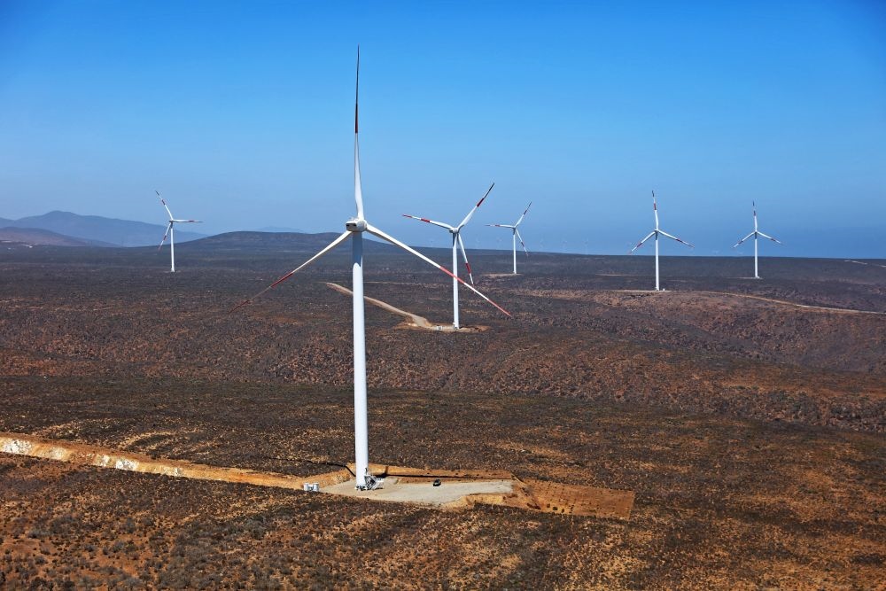 這是2023年2月14日拍攝的位于智利中部沿海的蓬塔謝拉風(fēng)電場(chǎng)。蓬塔謝拉風(fēng)電場(chǎng)是中國(guó)在智利投資建設(shè)的首個(gè)風(fēng)電場(chǎng)，2018年正式投產(chǎn)發(fā)電，可滿足13萬(wàn)戶家庭的用電需求，同時(shí)每年還能減少15.7萬(wàn)噸碳排放。