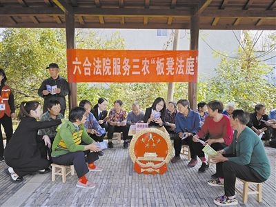  圖③：干警向附近農(nóng)戶解讀相關(guān)法律法規(guī)。