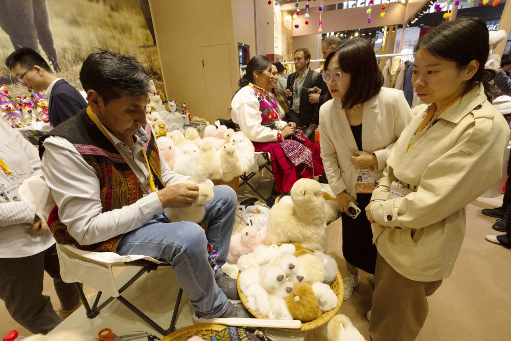 2023年11月7日，秘魯羊駝毛制品手藝人馬馬尼大叔在中國(guó)上海舉辦的第六屆進(jìn)博會(huì)上展示羊駝玩偶制作工藝。秘魯特色羊駝毛制品連續(xù)六屆在進(jìn)博會(huì)上亮相，收獲大量訂單。進(jìn)博會(huì)大舞臺(tái)讓秘魯傳統(tǒng)手藝人有了更廣闊的發(fā)展空間。
