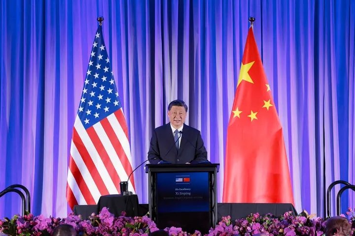 當?shù)貢r間11月15日晚，國家主席習(xí)近平在美國舊金山出席美國友好團體聯(lián)合舉行的歡迎宴會。這是習(xí)近平發(fā)表重要演講。圖源：新華社