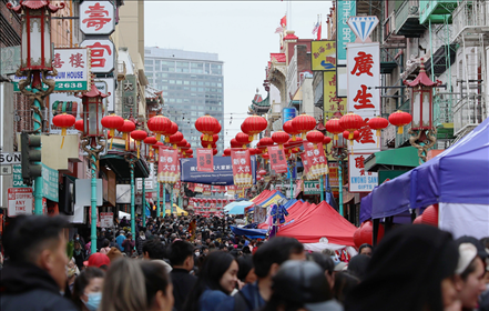 2023年1月15日，人們?cè)诿绹?guó)舊金山唐人街的迎春街會(huì)上游覽、購物。當(dāng)日，為期兩天的迎春街會(huì)在美國(guó)舊金山唐人街閉幕，活動(dòng)吸引了大批市民和游客。新華社發(fā)