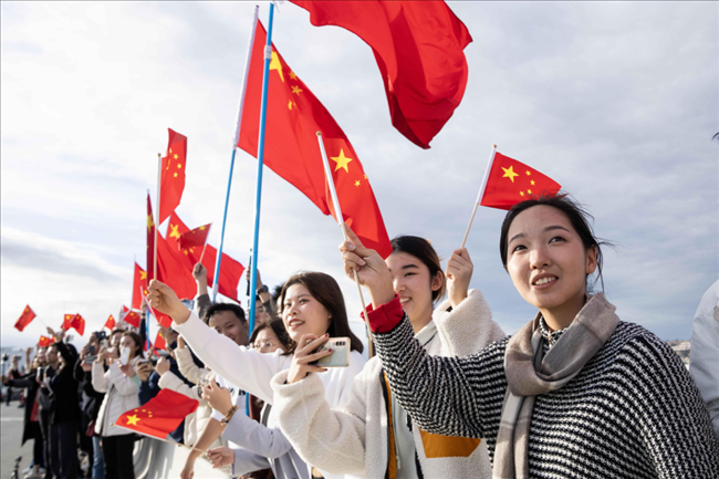 △當?shù)貢r間11月14日，華僑華人和中國留學生代表在沿途街道，熱烈歡迎習近平主席到訪。