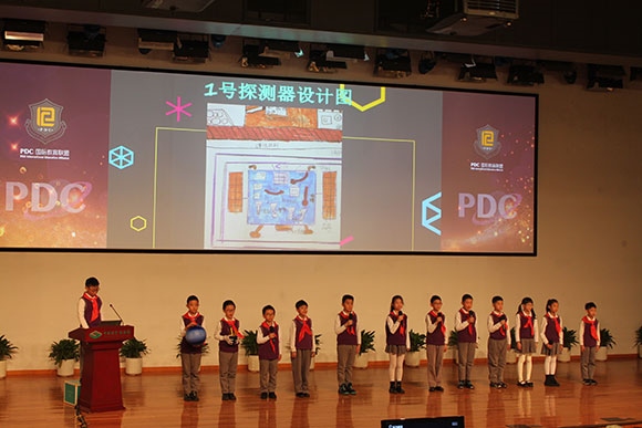 北京呼家樓中心小學(xué)的學(xué)生們展示PDC項(xiàng)目“新行星移民計(jì)劃探索衛(wèi)星設(shè)計(jì)”。