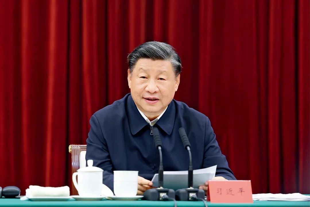 2023年10月12日，中共中央總書(shū)記、國(guó)家主席、中央軍委主席習(xí)近平在江西省南昌市主持召開(kāi)進(jìn)一步推動(dòng)長(zhǎng)江經(jīng)濟(jì)帶高質(zhì)量發(fā)展座談會(huì)并發(fā)表重要講話。習(xí)近平強(qiáng)調(diào)，完善跨區(qū)域、跨部門(mén)、跨層級(jí)的數(shù)據(jù)信息共享和流程互聯(lián)互通，深化政務(wù)服務(wù)合作，優(yōu)化營(yíng)商環(huán)境。圖/新華社記者 鞠鵬 攝