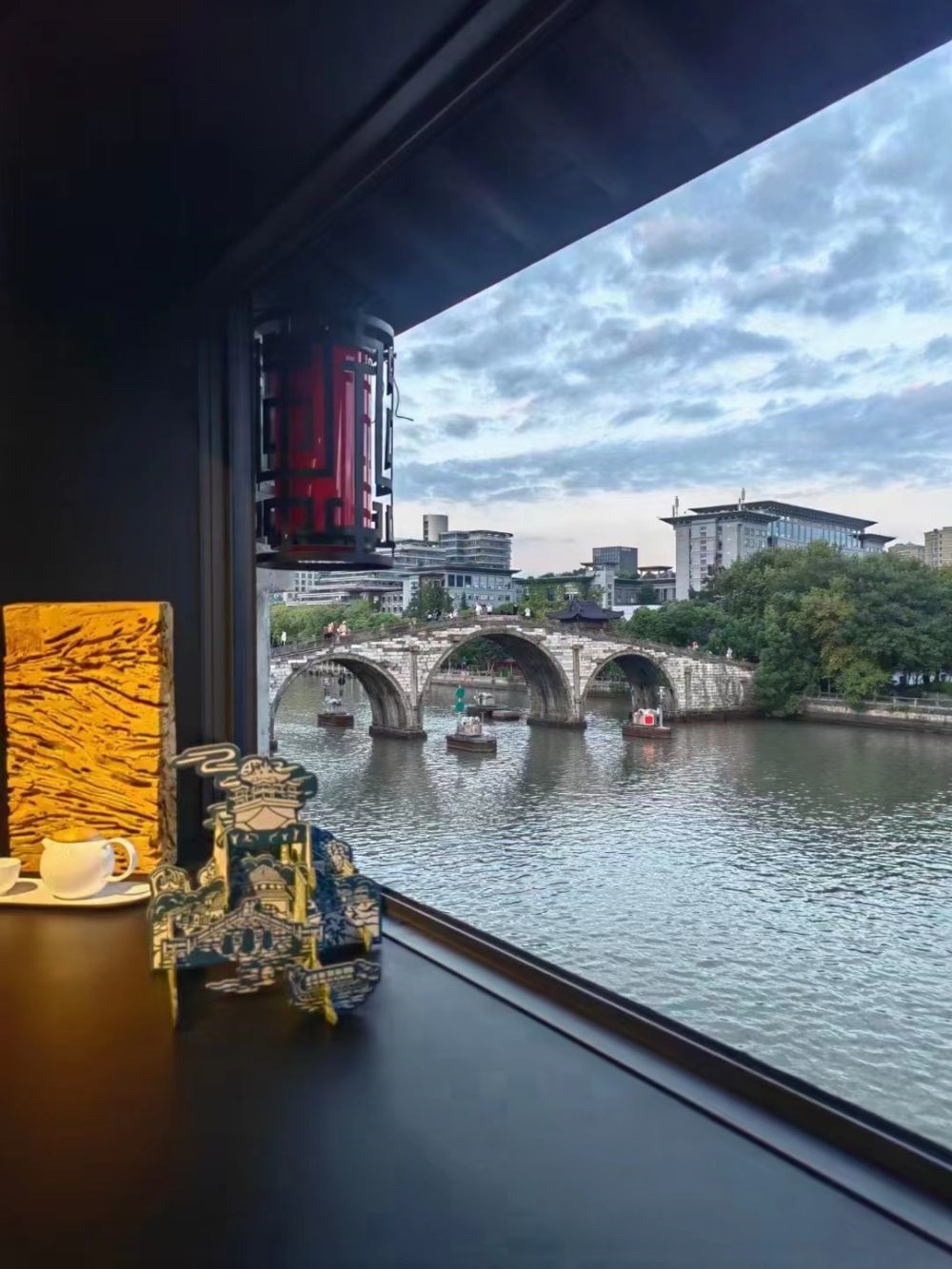文創(chuàng)產品與拱宸橋。（受訪者供圖）