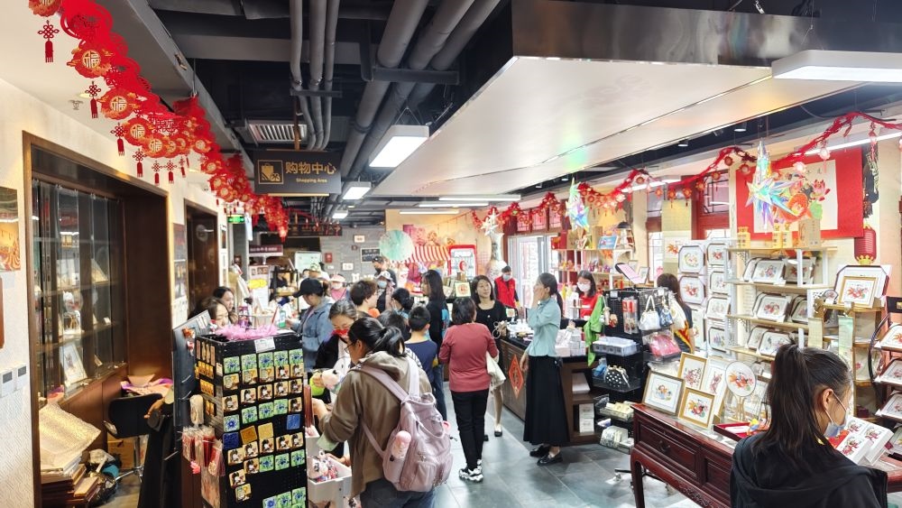 游客在天津市西青區(qū)楊柳青民俗文化館游覽。（新華社記者宋瑞 攝）