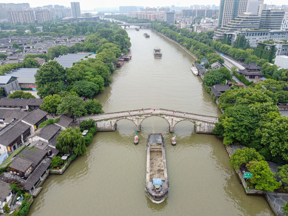 2022年5月27日，貨船通過京杭大運河杭州段拱宸橋。（新華社記者江漢 攝）
