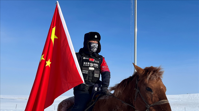 呼倫貝爾陳巴爾虎旗公安局副局長(zhǎng)石永志。人民網(wǎng)記者 張敏穎攝