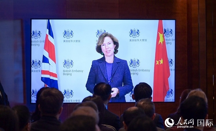 英國駐華大使吳若蘭發(fā)表視頻主旨演講。人民網(wǎng) 郭錦標 攝