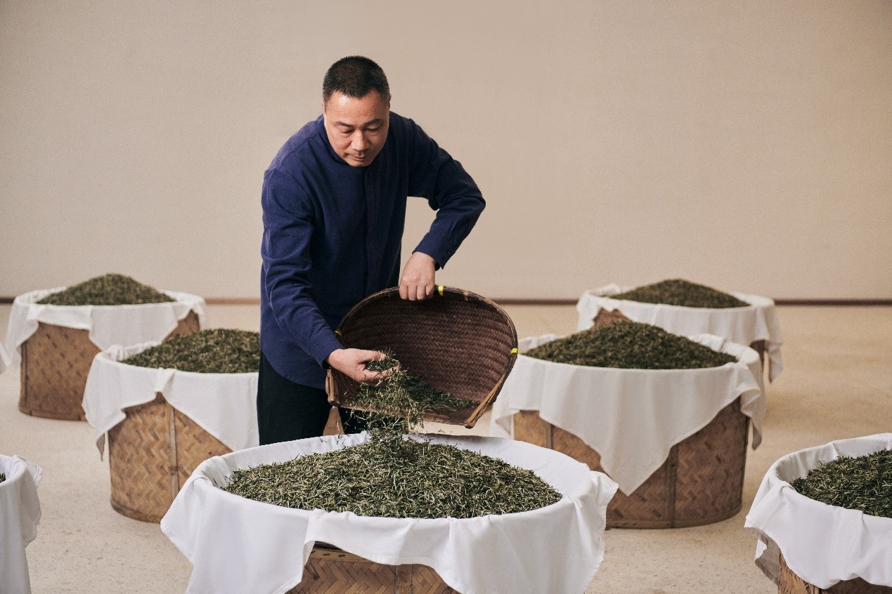 福鼎白茶制作技藝的省級(jí)代表性傳承人林振傳在制茶。受訪(fǎng)者供圖