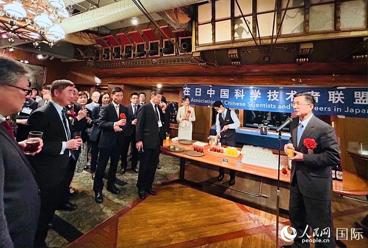 中國駐日本大使館教育處公使銜參贊杜柯偉在紀(jì)念酒會上致祝酒詞。人民網(wǎng) 許可攝