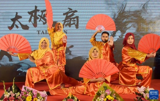 11月22日，在孟加拉國達(dá)卡，學(xué)生在孔子課堂揭牌儀式上表演。新華社發(fā)（薩利姆攝）