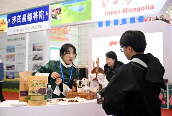 11月23日，參展商和參觀者在國家會(huì)展中心（天津）國內(nèi)省市合作交流展區(qū)交流。新華社記者 趙子碩 攝