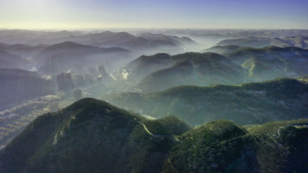 陜西省延安市吳起縣的山山峁峁被茂密的山林覆蓋（2021年12月20日攝，無人機(jī)照片）。新華社記者 陶明 攝