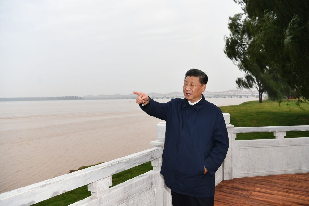 2019年9月16日至18日，中共中央總書記、國家主席、中央軍委主席習(xí)近平在河南考察。這是17日下午，習(xí)近平在鄭州黃河國家地質(zhì)公園，眺望黃河鄭州段。新華社記者 謝環(huán)馳 攝