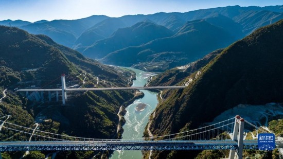 11月25日拍攝的麗香鐵路金沙江特大橋（前），遠(yuǎn)處是麗香高速特大橋（無人機(jī)照片）。
