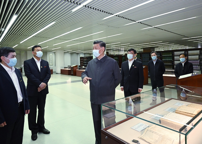 2022年4月25日，習(xí)近平來到中國人民大學(xué)考察調(diào)研。這是他在圖書館考察。