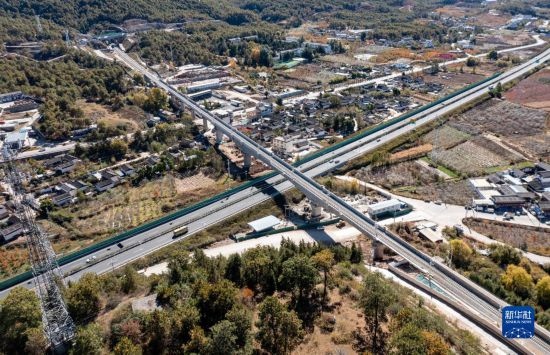 11月25日在麗江市境內(nèi)拍攝的即將開通的麗香鐵路（無人機(jī)照片）。