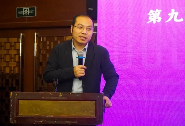 清華大學(xué)社會(huì)科學(xué)學(xué)院副院長、政治學(xué)系長聘教授孟天廣在研討會(huì)上總結(jié)發(fā)言。主辦方供圖