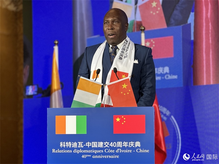 科特迪瓦駐華大使多索·阿達(dá)馬在招待會(huì)上致辭。人民網(wǎng) 謝瑩攝