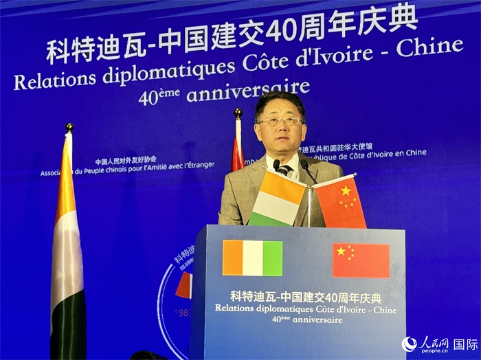 中國(guó)人民對(duì)外友好協(xié)會(huì)副會(huì)長(zhǎng)姜江在招待會(huì)上致辭。人民網(wǎng) 謝瑩攝