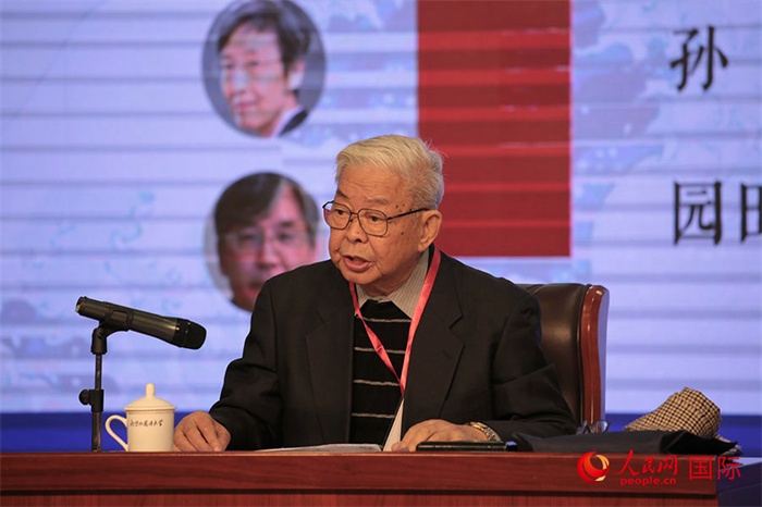 北京外國語大學(xué)北京日本學(xué)研究中心原主任嚴安生發(fā)表主旨演講。人民網(wǎng)記者 張麗婭攝