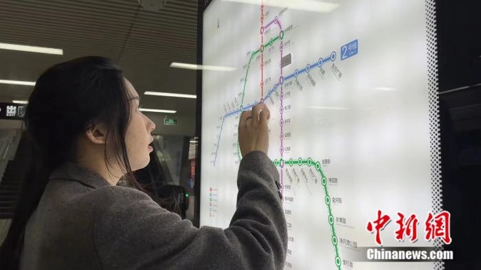 李佳夢正在坐地鐵。呂盛楠 攝