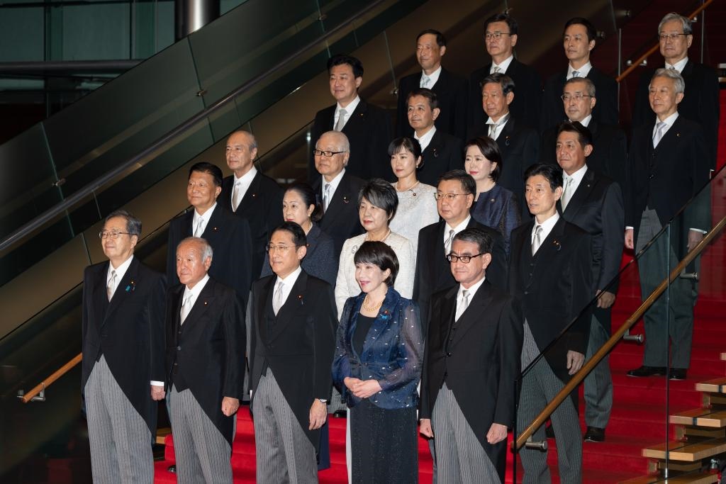 9月13日，日本首相岸田文雄（前排中）在東京的首相官邸率閣僚合影。新華社記者張笑宇攝