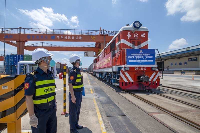 2022年6月29日，浙江金華，中老鐵路國際貨運列車浙江號“鐵路快通”首趟專列經(jīng)海關監(jiān)管后，從金華南站鳴笛啟程，經(jīng)磨憨口岸駛向老撾萬象。