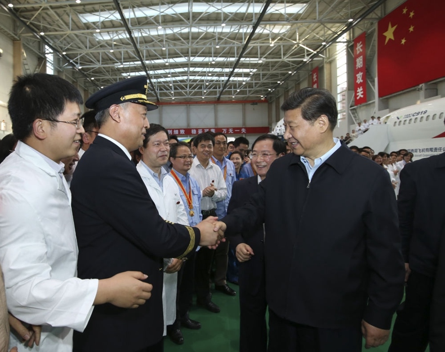 2014年5月23日，習(xí)近平在上海考察調(diào)研期間，在中國(guó)商飛設(shè)計(jì)研發(fā)中心綜合試驗(yàn)大廳與試飛工程師、科研人員親切握手。