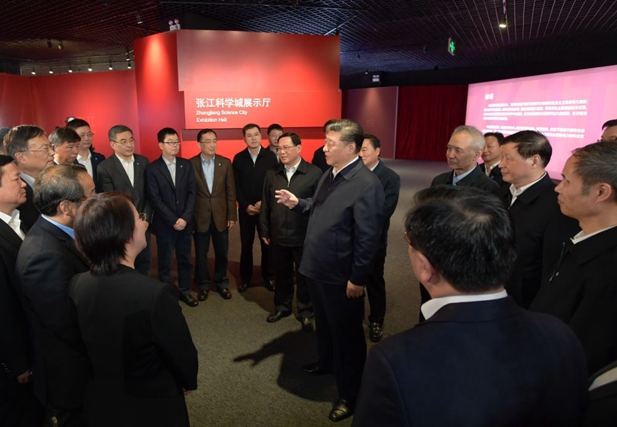 2018年11月6日，習(xí)近平在上海張江科學(xué)城展示廳考察時(shí)，同在場(chǎng)的科技工作者親切交談。