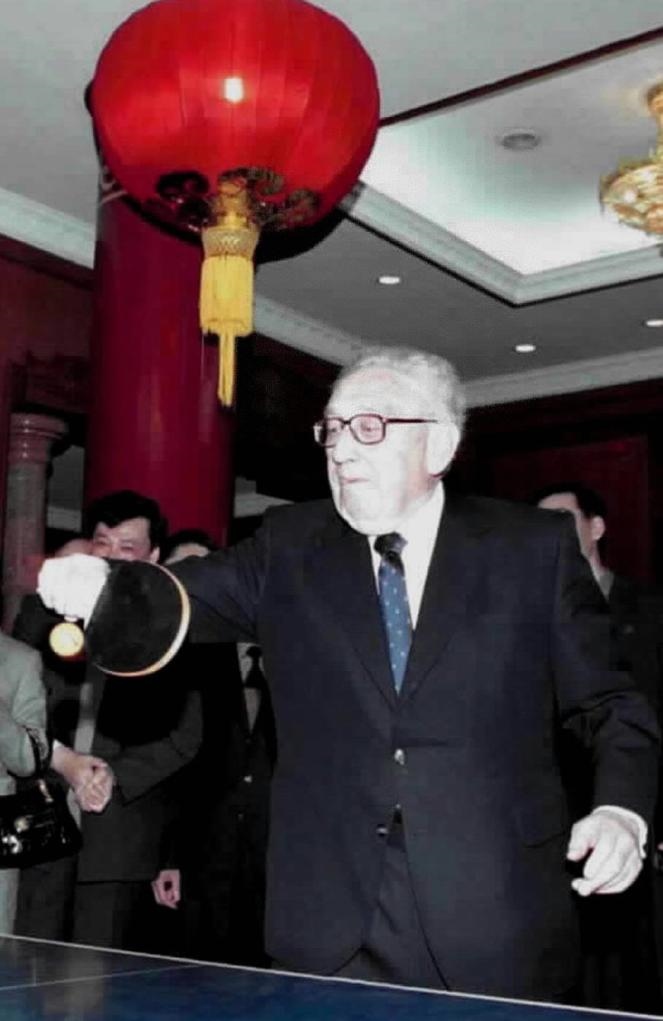 2001年3月18日，基辛格在中國人民對外友好協(xié)會紀(jì)念中美“乒乓外交”30周年的招待會開始前揮拍助興。新華社發(fā)