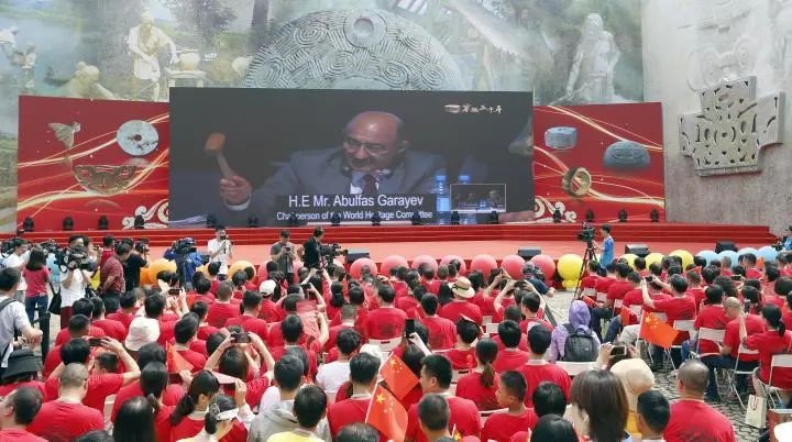 2019年7月6日，杭州市民揮舞國(guó)旗慶祝良渚古城遺址獲準(zhǔn)列入世界遺產(chǎn)名錄。記者 吳煌 倪雁強(qiáng) 攝