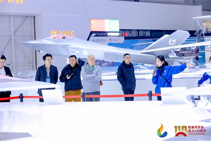 參會嘉賓和留學歸國人員參觀珠海太空中心。主辦方供圖