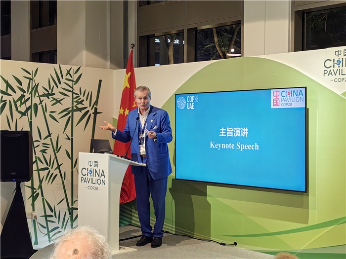 意大利都靈理工大學(xué)終身教授岡特·鮑利發(fā)言。COP28中國角供圖