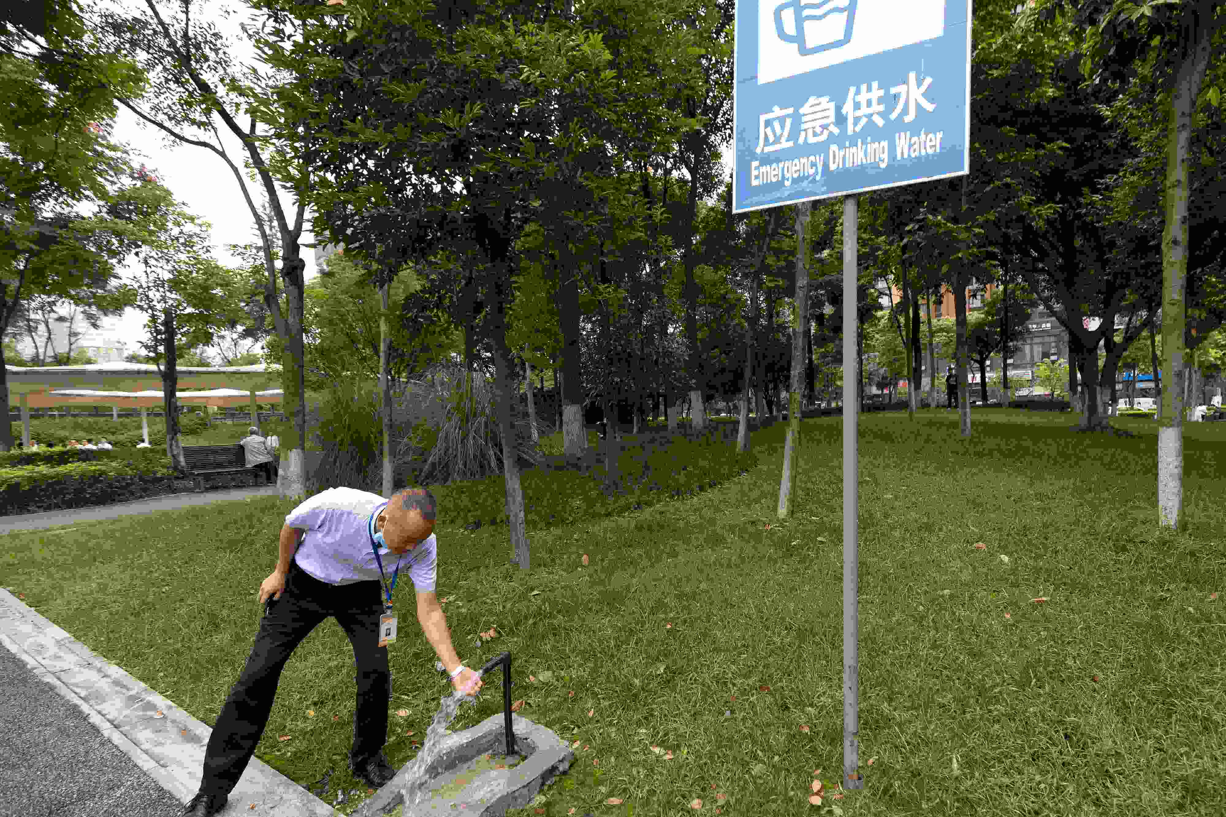 位于成都高新區(qū)天府二街與天府三街之間的大源中央公園，應(yīng)急供水設(shè)施標(biāo)識醒目。