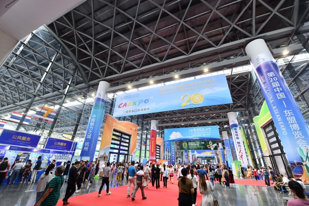 2023年9月18日，參觀者在第二十屆中國—東盟博覽會東盟商品展區(qū)選購商品。新華社記者 黃孝邦 攝