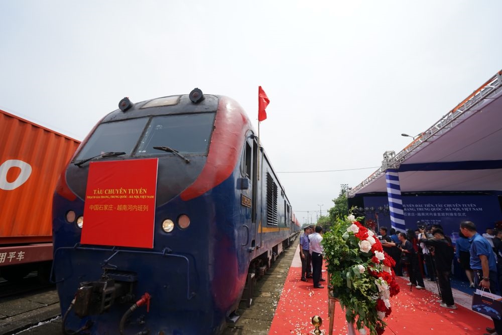 這是2023年8月2日在越南河內安員車站拍攝的首列“燕趙號”中越班列。新華社記者 胡佳麗 攝