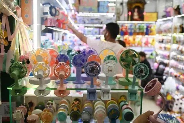 △近期，客商在浙江義烏國際商貿(mào)城采購商品。