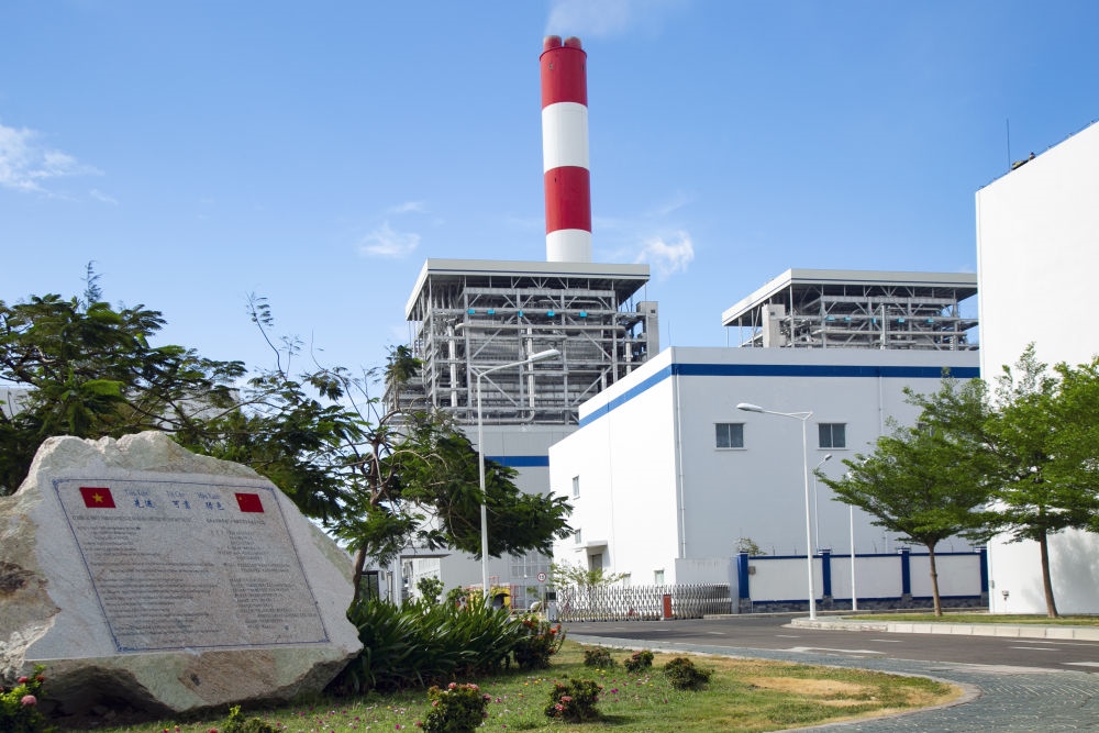 這是2021年3月24日在越南平順省拍攝的越南永新燃煤電廠一期BOT項目廠區(qū)。新華社發(fā)（南方電網越南永新公司供圖）
