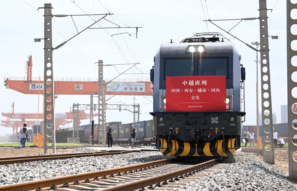 2022年8月23日，陜西首趟中越國際貨運班列由西安國際港站駛出開往越南河內。新華社記者 李一博 攝