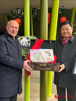 吳墾大使和韋格納市長手捧德國兒童為“夢想”“夢圓”準(zhǔn)備的手繪“送別大禮包”。人民網(wǎng)記者 徐馨攝