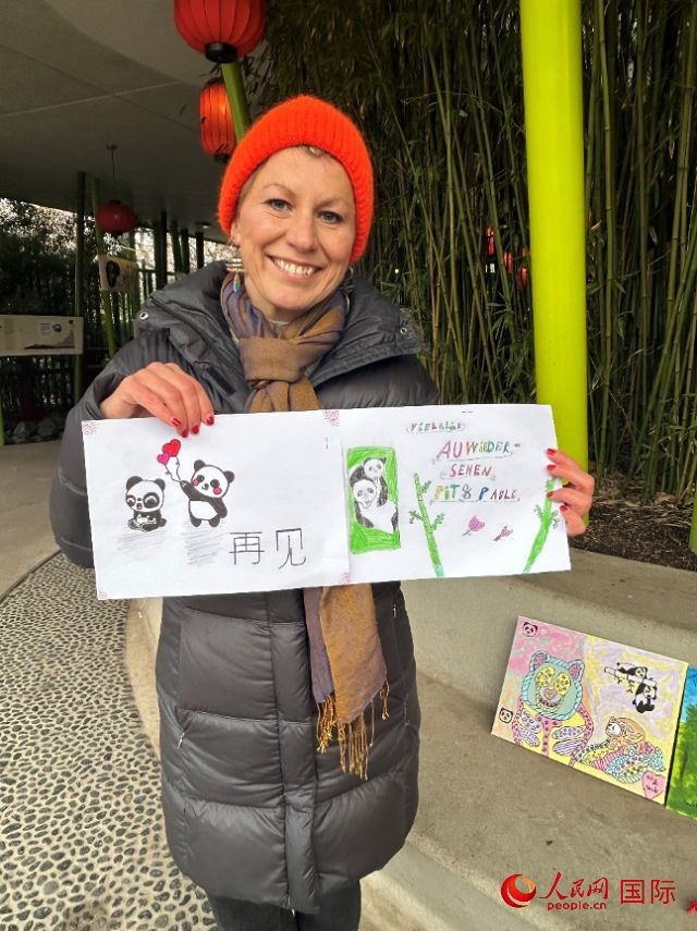 桑德拉和德國小朋友們的作品。右圖寫著“祝福好運(yùn)，再見 Pit和Paule（“夢想”“夢圓”的德語名字）”。人民網(wǎng)記者 徐馨攝