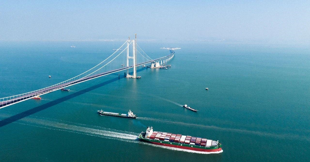 △2023年11月28日，國家重大工程深中通道海底沉管隧道貫通。