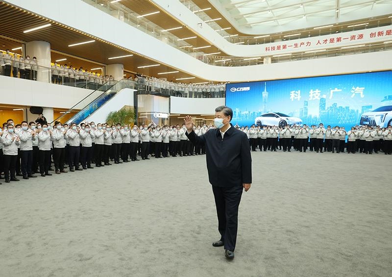 △2023年4月12日，習近平總書記在廣東廣汽研究院向職工們揮手致意。