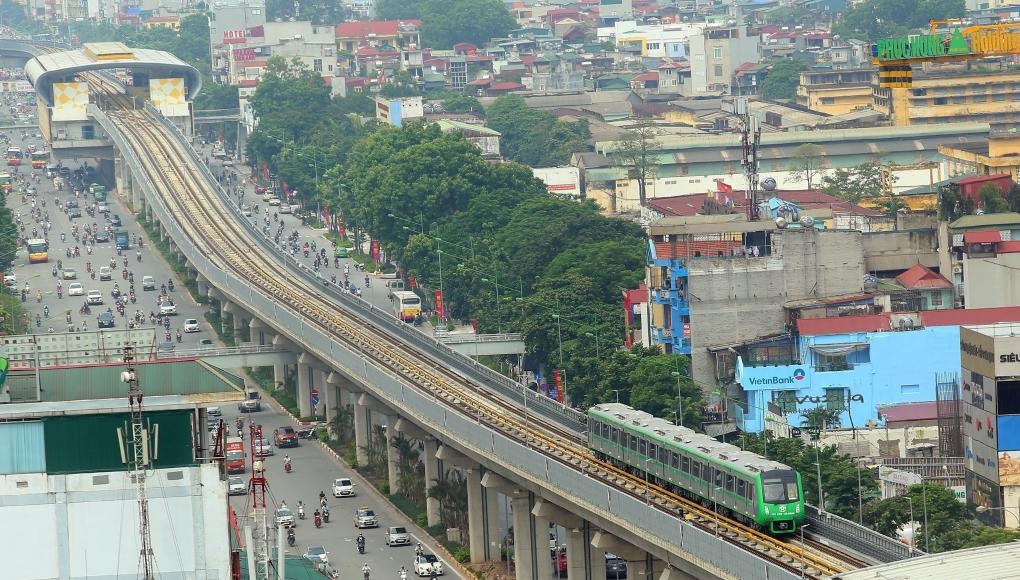 2021年11月6日，列車在越南首都河內(nèi)吉靈-河?xùn)|輕軌線上行駛。中企承建的越南首條城市輕軌項目交接儀式當(dāng)日在河內(nèi)舉行，標(biāo)志著該項目投入運行。新華社/越通社