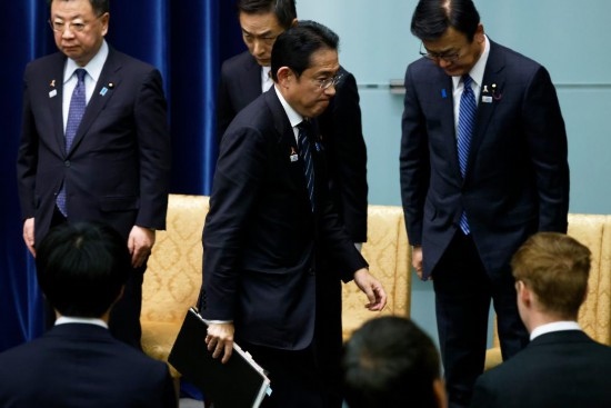  11月2日，在日本東京首相官邸，日本首相岸田文雄在新聞發(fā)布會后離開會場。新華社發(fā)（Pool圖片，太田潔攝）